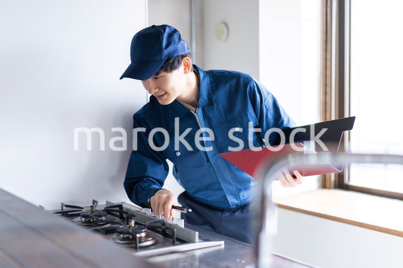 ガスの点検をする男性の作業員