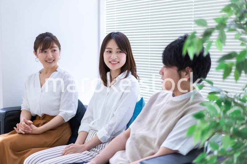 職場で楽しく話す若手会社員