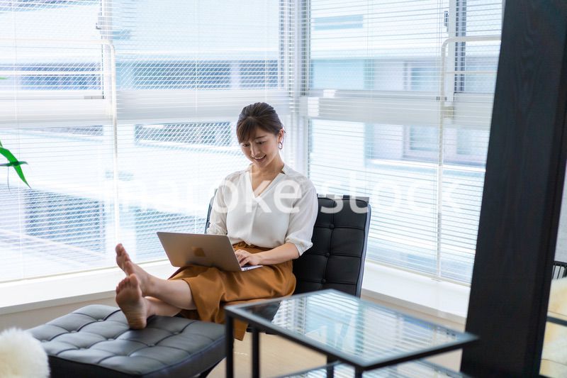 パソコンで仕事をする女性経営者