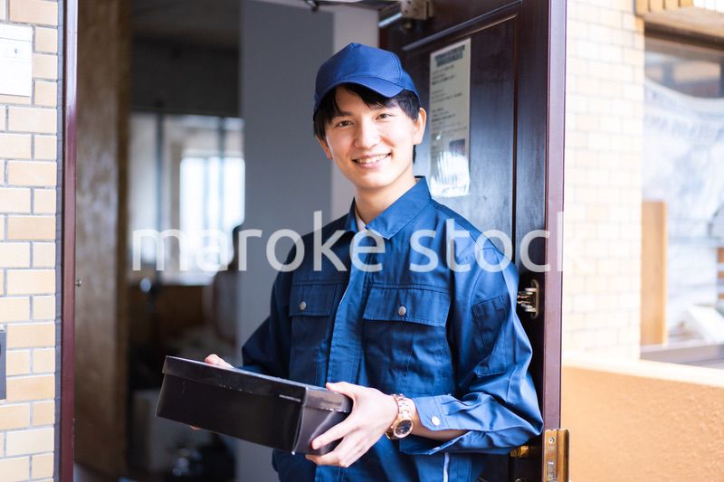 箱を配達する男性の配達員