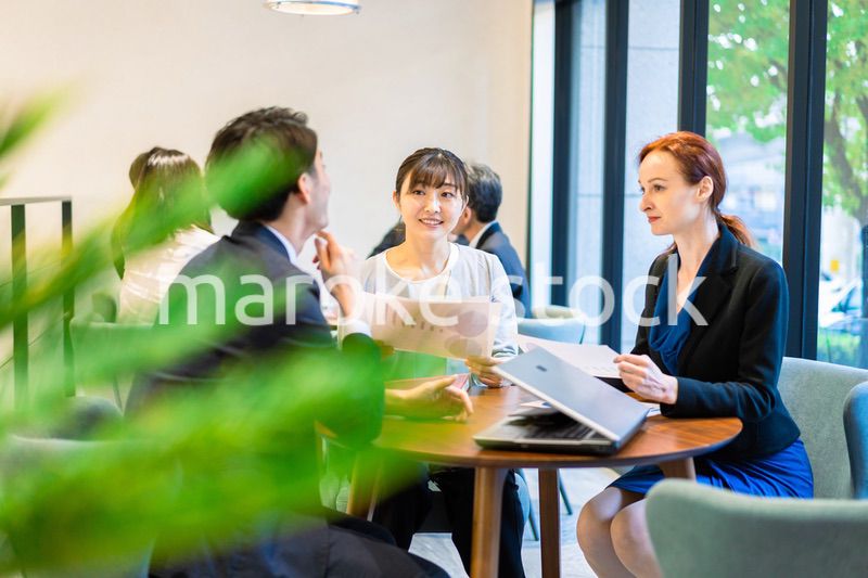 オフィスで働くビジネスパーソン