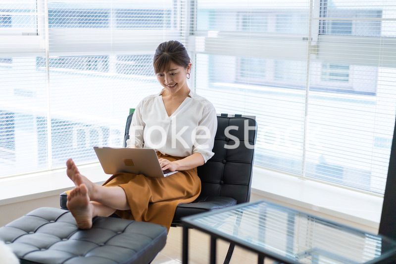 パソコンで仕事をする女性経営者