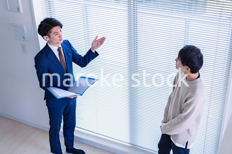 不動産見学をする男性