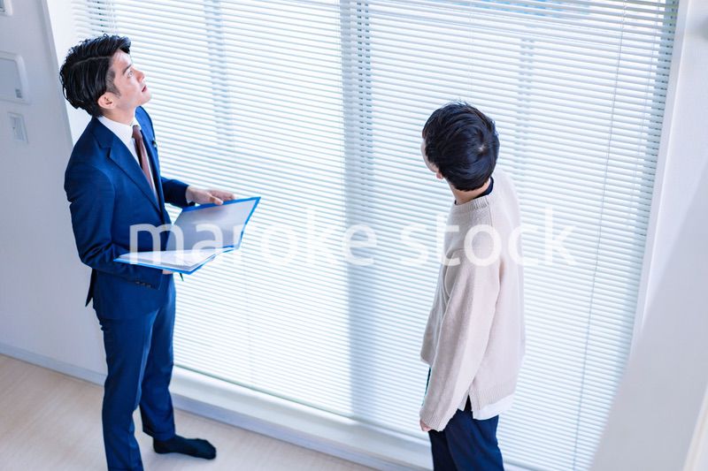 不動産見学をする男性