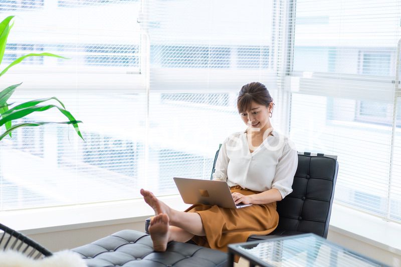 パソコンで仕事をする女性経営者