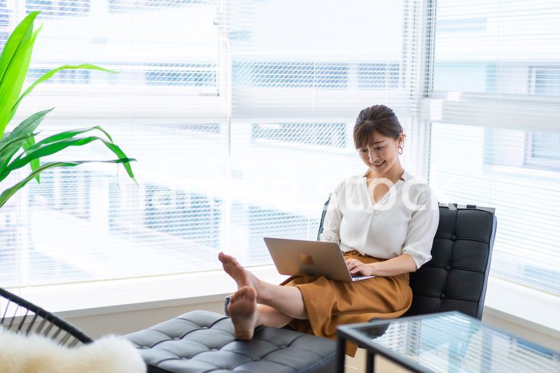 パソコンで仕事をする女性経営者