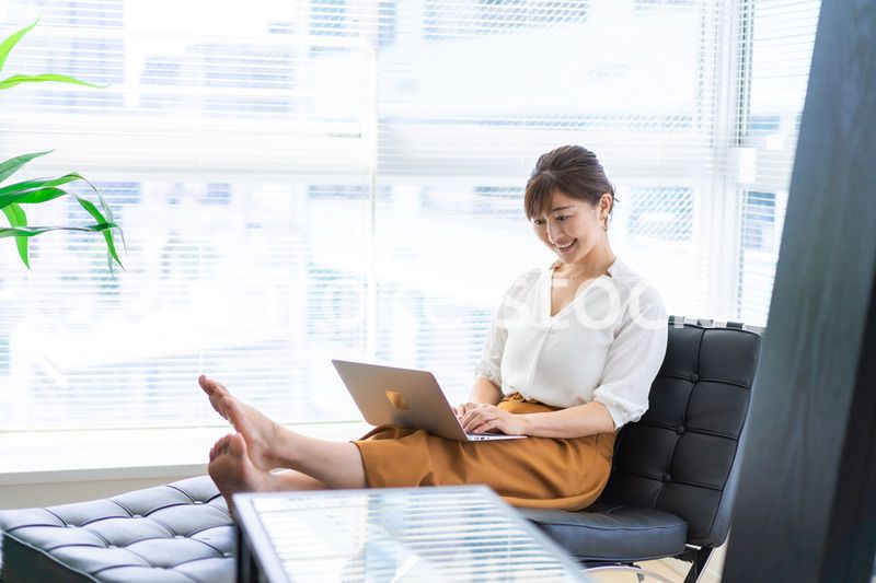 パソコンで仕事をする女性経営者