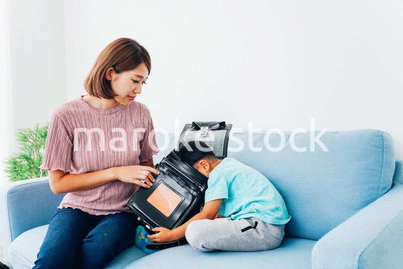 家でお母さんと話す小学生の男の子