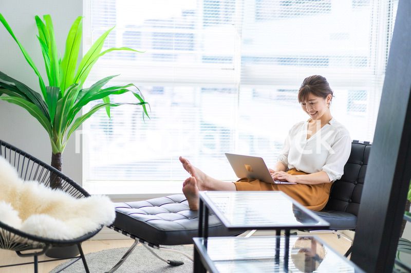 パソコンで仕事をする女性経営者