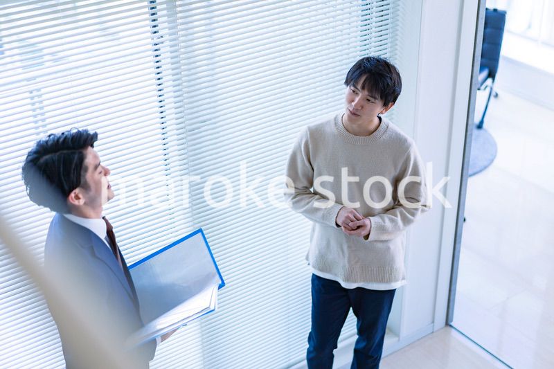 不動産見学をする男性