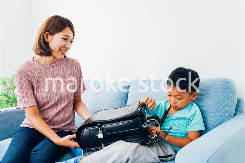 家でお母さんと話す小学生の男の子