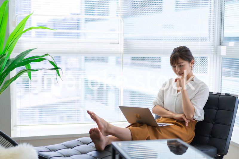 パソコンで仕事をする女性経営者