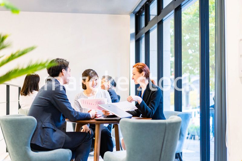 ミーティングをするビジネスパーソン