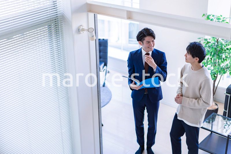 不動産見学をする男性