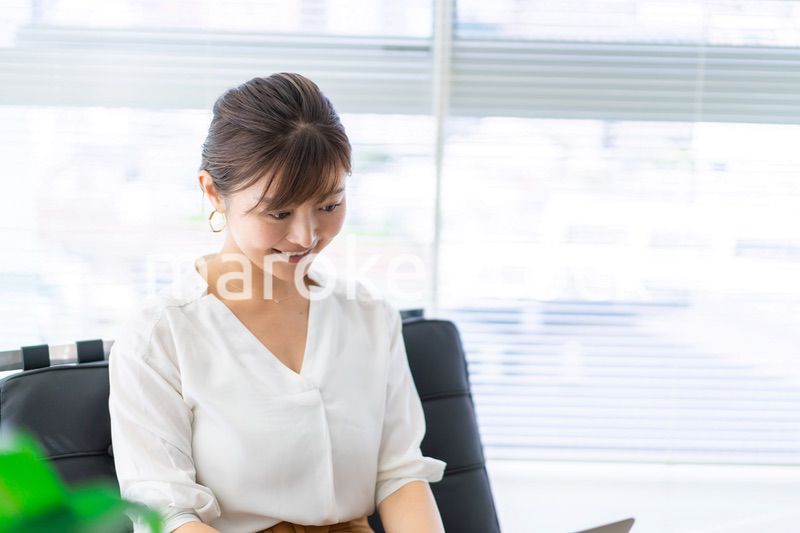 パソコンで仕事をする女性経営者