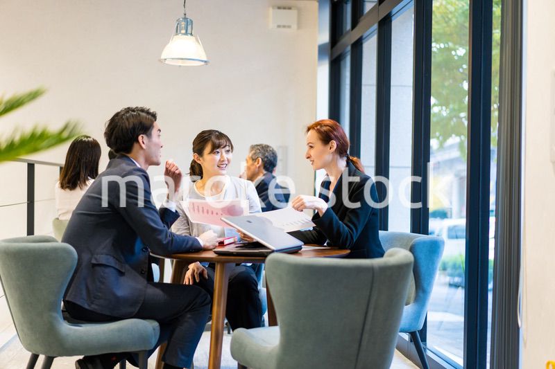 オフィスで働くビジネスパーソン