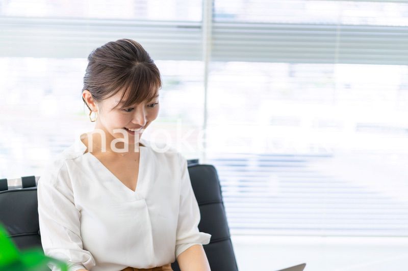 パソコンで仕事をする女性経営者