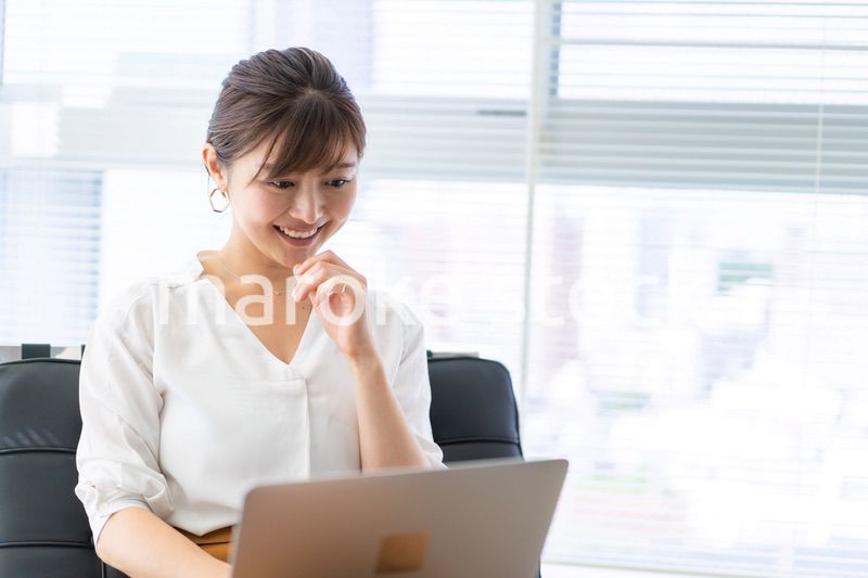 パソコンで仕事をする女性経営者