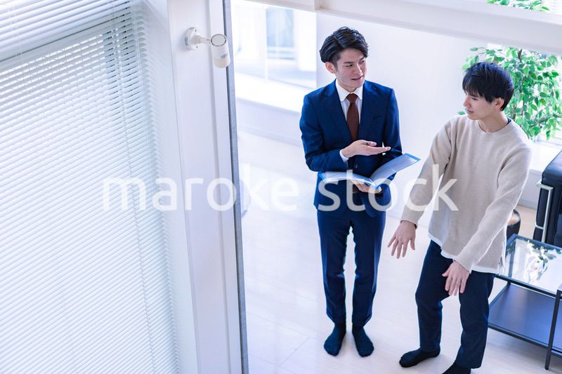 不動産見学をする男性