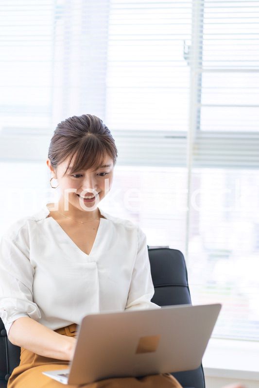 パソコンで仕事をする女性経営者