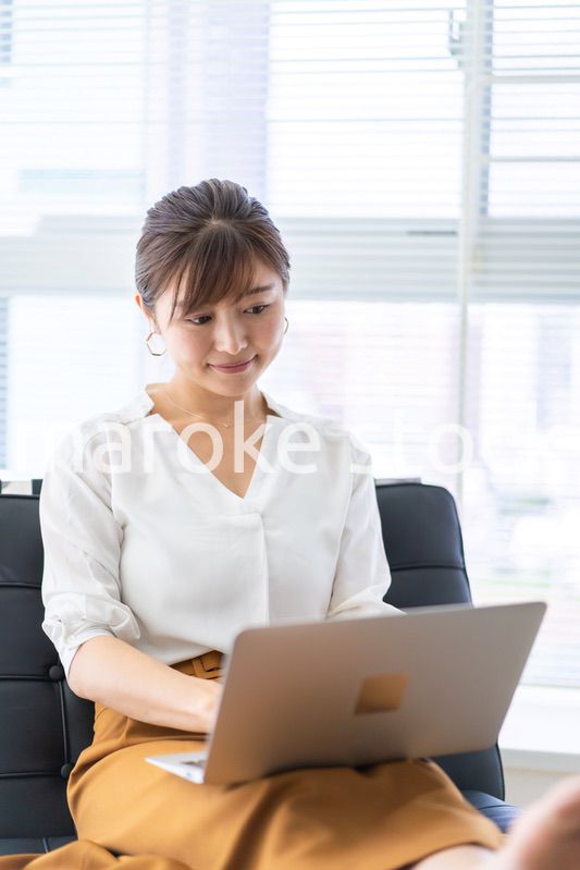 パソコンで仕事をする女性経営者