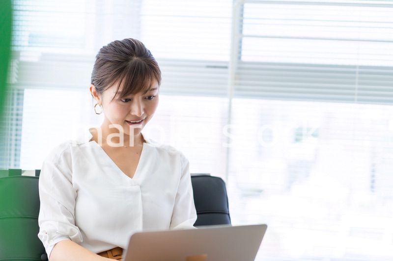 パソコンで仕事をする女性経営者