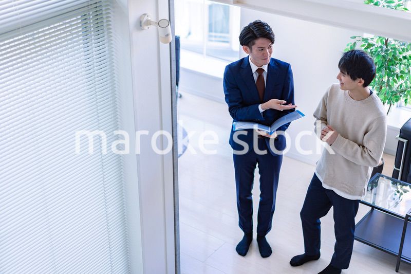 不動産見学をする男性