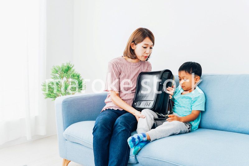 家でお母さんと話す小学生の男の子