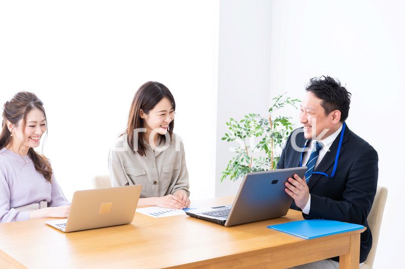 オフィスでミーティングをするビジネスパーソン