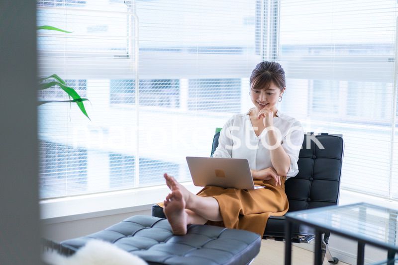 パソコンで仕事をする女性経営者