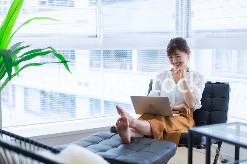 パソコンで仕事をする女性経営者