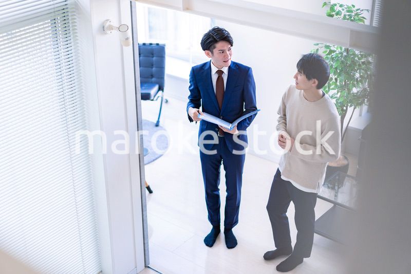 不動産見学をする男性