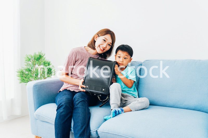 家でお母さんと話す小学生の男の子