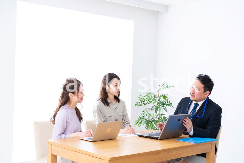 オフィスでミーティングをするビジネスパーソン