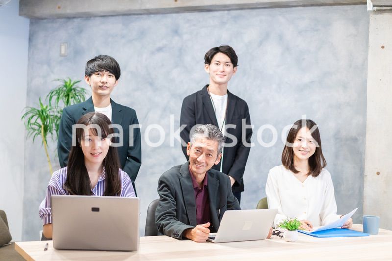 オフィスで打ち合わせをするオフィスワーカー