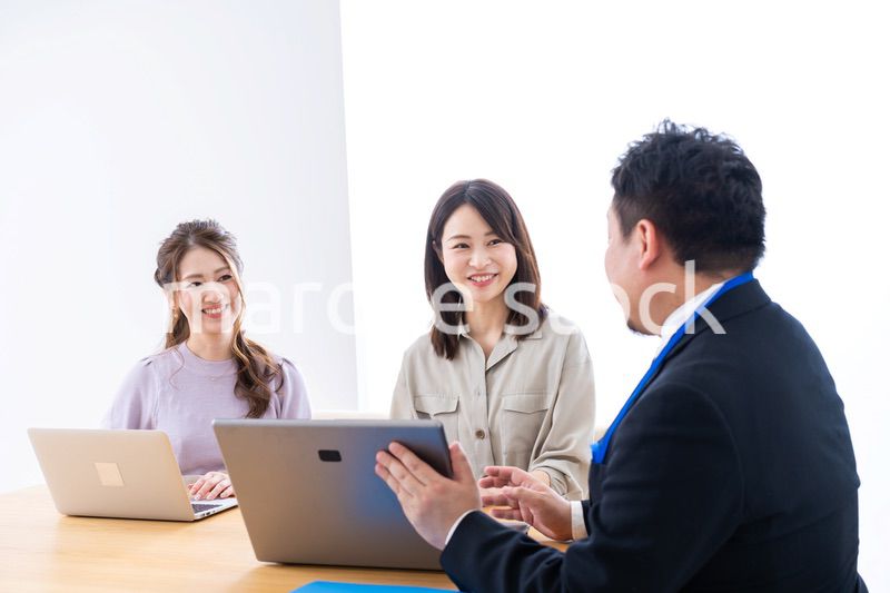 オフィスでミーティングをするビジネスパーソン