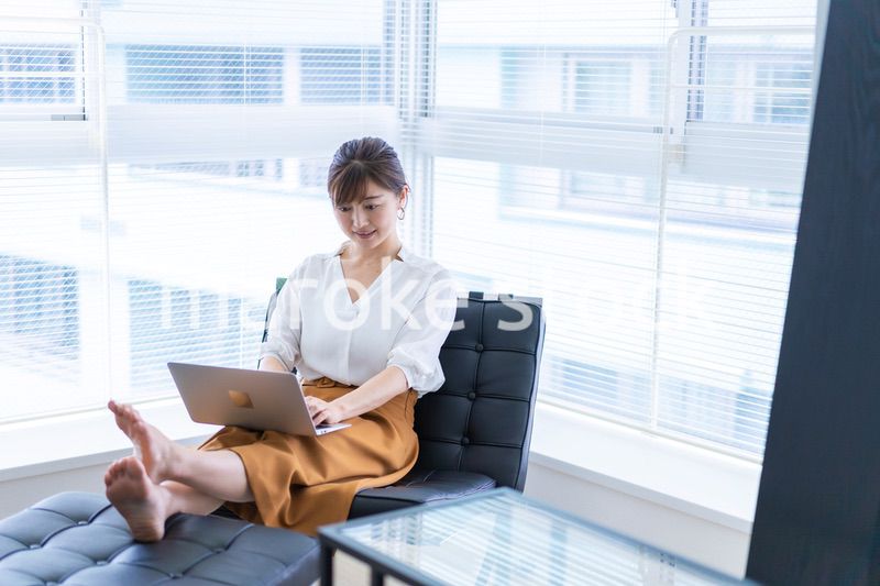 パソコンで仕事をする女性経営者