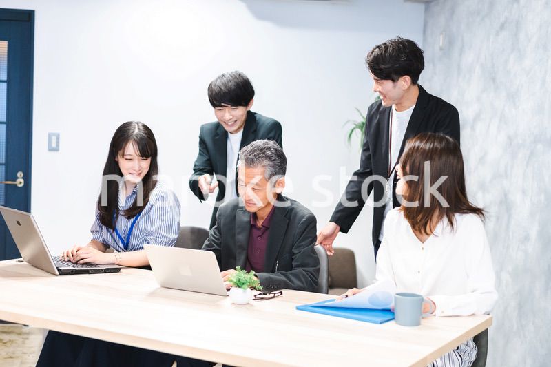 オフィスで打ち合わせをするオフィスワーカー