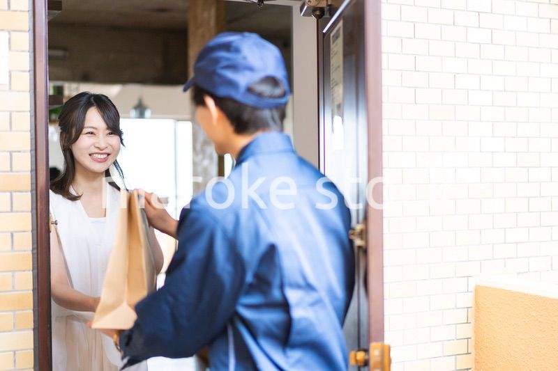 フードデリバリーを受け取る若い女性