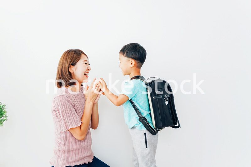 家でお母さんと話す小学生の男の子