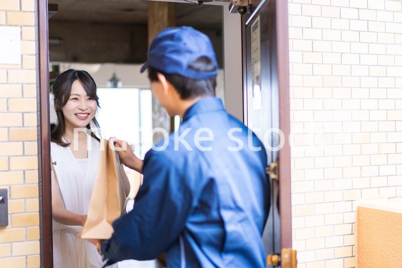 フードデリバリーを受け取る若い女性
