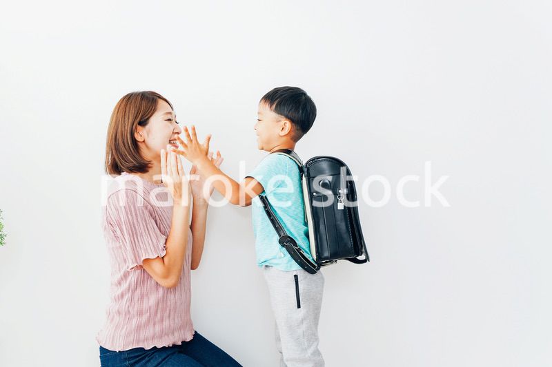 家でお母さんと話す小学生の男の子