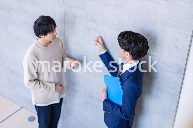 不動産見学をする男性