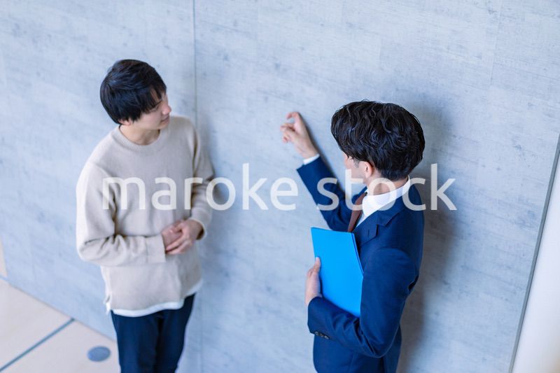 不動産見学をする男性