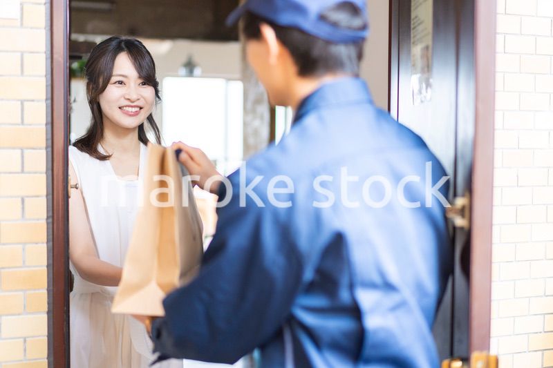 フードデリバリーを受け取る若い女性