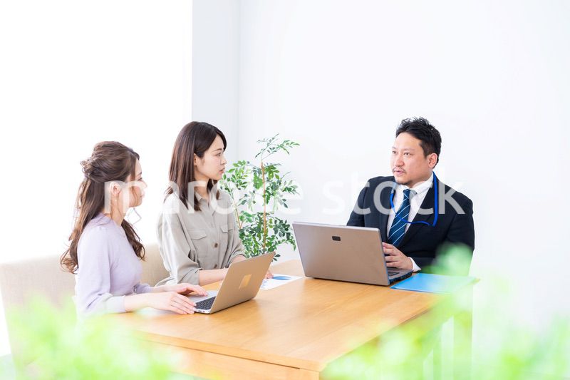 オフィスでミーティングをするビジネスパーソン