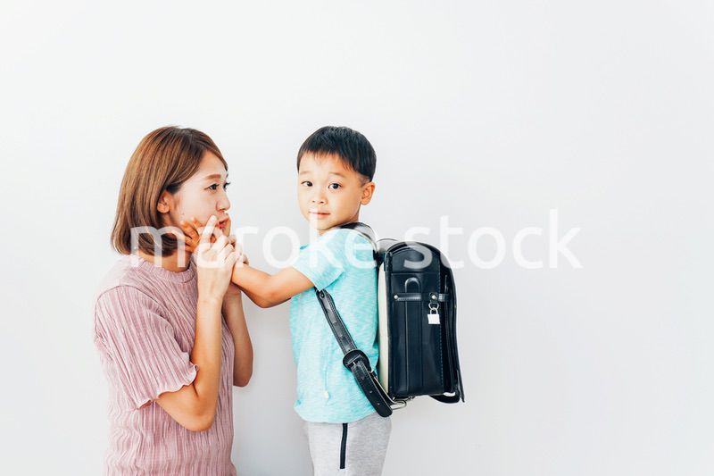 家でお母さんと話す小学生の男の子