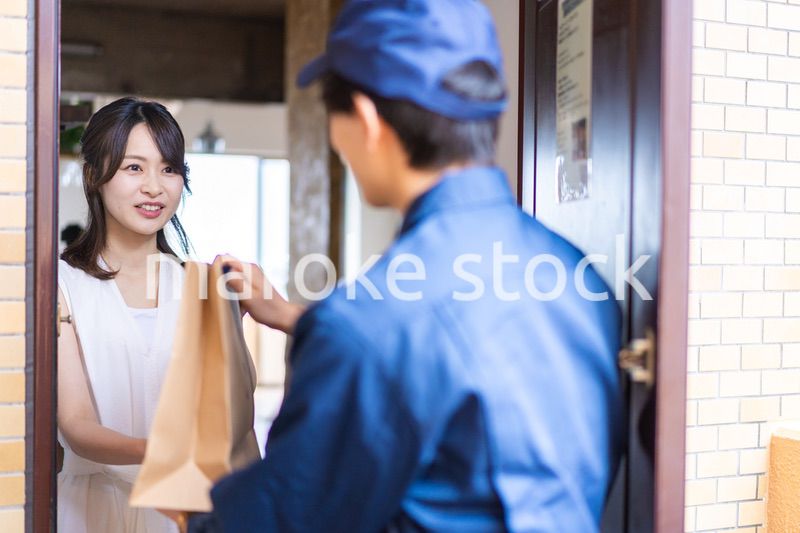 フードデリバリーを受け取る若い女性