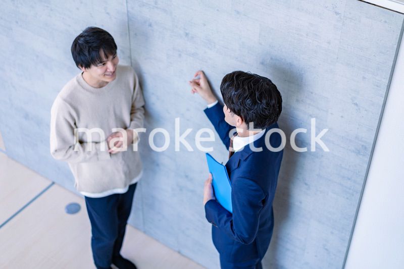 不動産見学をする男性