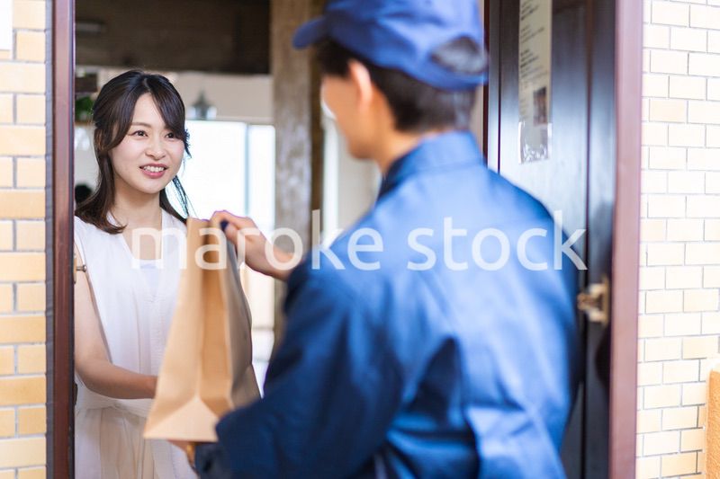 フードデリバリーを受け取る若い女性